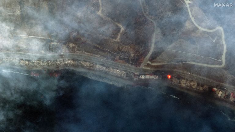 Satelitní snímek ukazuje kouř pokrývající dálnici Pacific Coast Highway podél pobřeží Malibu.  Obrázek: Maxar/Reuters