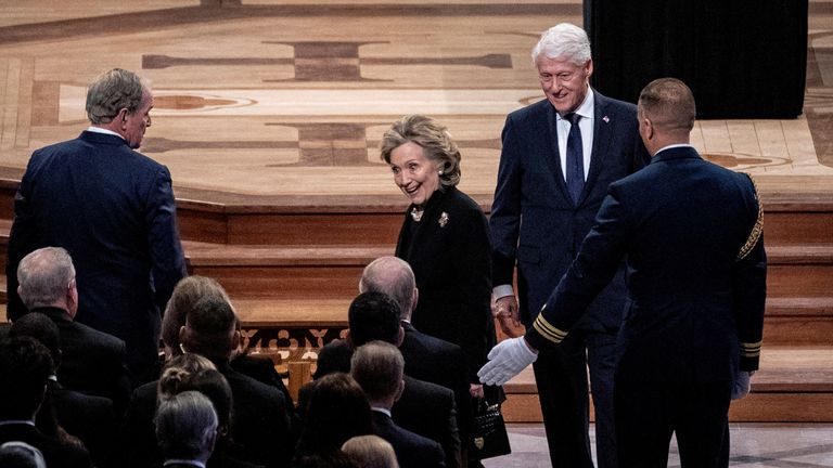 Bývalý prezident Bill Clinton a první dáma Hillary Clintonová dorazí do Národní katedrály ve Washingtonu, DC na průvod před pohřbem bývalého prezidenta Jimmyho Cartera ve čtvrtek 9. ledna 2025. Haiyun Jiang/Pool via REUTERS