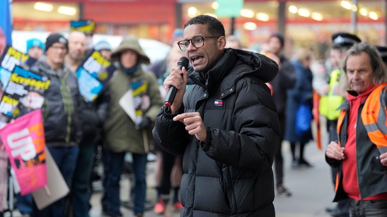 Daniel Kebede generální tajemník National Education Union hovoří se členy, kteří pořádají tematické shromáždění „A Christmas Carol“ před kanceláří Rachel Reevesové v Leedsu, protože učitelé šesté třídy v Anglii pokračují v lednu ve stávkové akci kvůli sporu o platy. Datum fotografie: pátek 13. prosince 2024.