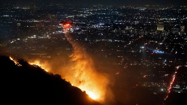 Voda je shazována vrtulníkem na hořící Sunset Fire v Hollywood Hills.  Obrázek: AP