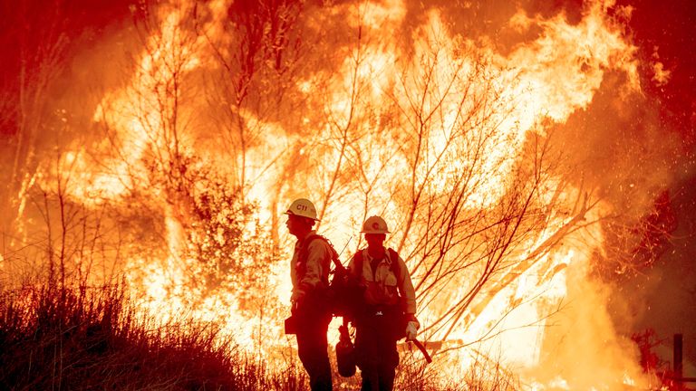 Hasiči bojují s požárem Kenneth Fire v části West Hills v Los Angeles, čtvrtek 9. ledna 2025. (AP Photo/Ethan Swope)