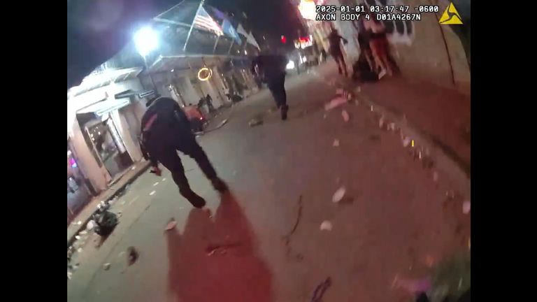 Video z osobní kamery od policisty Luise Roblese zveřejněné neworleanskou policií ukazující Shamsud-Din Jabbara, jak střílí zpoza airbagu, zatímco několik policistů obklopuje jeho vůz Obrázek: New Orleans Police