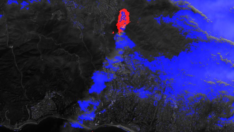 Satelitní snímky Sentinelu Pacific Palisades z vesmíru pořízené asi 15 minut po prvním ohlášení požáru Palisades. Červená označuje oblast půdy, která již shořela. Obrázek: Sentinel Hub