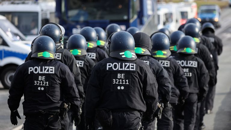 Policisté během protestu, který zablokoval silnici poblíž místa konání sjezdu strany AfD.  Obrázek: Reuters/Thilo Schmuelgen