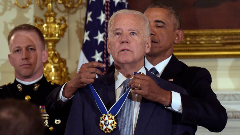 Prezident Barack Obama předává viceprezidentovi Joe Bidenovi prezidentskou medaili svobody během ceremonie ve Státní jídelně Bílého domu ve Washingtonu, 12. ledna 2017. (AP Photo/Susan Walsh)