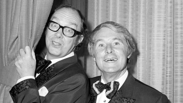 Komediální duo Eric Morecambe (vlevo) a Ernie Wise během jednoho z jejich oblíbených pořadů