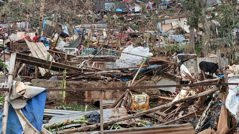 Tato nedatovaná fotografie poskytnutá nevládní organizací Medecins du Monde v neděli 15. prosince 2024 ukazuje zdevastovaný kopec na francouzském území Mayotte v Indickém oceánu poté, co cyklon Chido způsobil rozsáhlé škody se zprávami o několika obětech na životech. (Medecins du Monde přes AP)