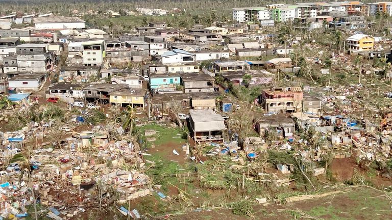 Letecký pohled ukazuje poškozený majetek v bouřkou zasaženém Mayotte, Obrázek: UIISC7/Securite Civile/Reuters