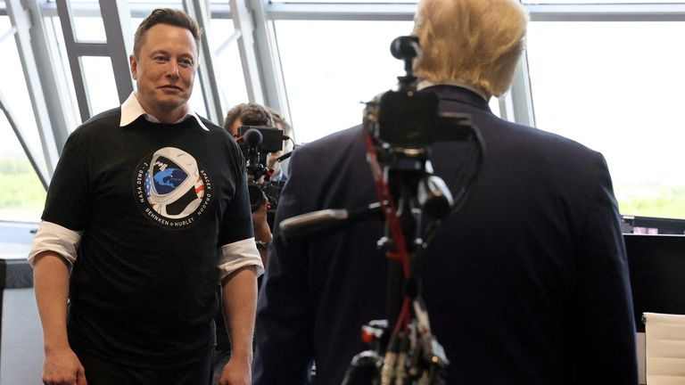 Musk a Trump hovoří o startu rakety SpaceX Falcon 9 v Kennedyho vesmírném středisku NASA v roce 2020. Obr: Reuters