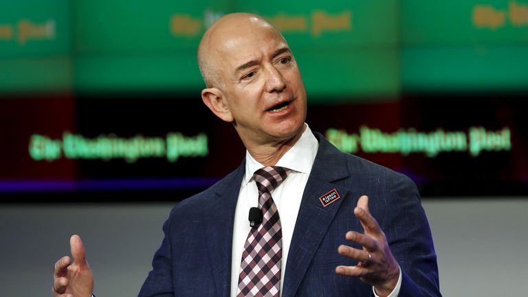 Jeff Bezos, majitel The Washington Post, přednesl poznámky na slavnostním otevření redakce Washington Post ve Washingtonu 28. ledna 2016. REUTERS/Gary Cameron