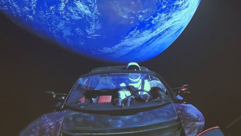 Tesla Roadster Elona Muska byla vypuštěna do vesmíru během zkušebního letu Falcon Heavy v roce 2018. Obr: SpaceX