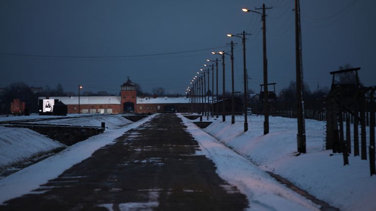 Hlavní brána památníku Brzezinka v Osvětimi. Obr: Jakub Wlodek/Agencja Gazeta/via Reuters