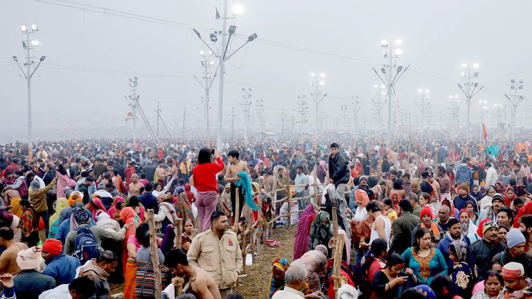 Oddaní se shromažďují na "Maha Kumbh Mela"nebo Velký džbánový festival v den, kdy se posvátně ponoří do Sangamu, soutoku řek Gangy a Jamuny s mýtickou, neviditelnou řekou Saraswati, v Prayagraj, Indie, 13. ledna 2025. REUTERS/Anushree Fadnavis