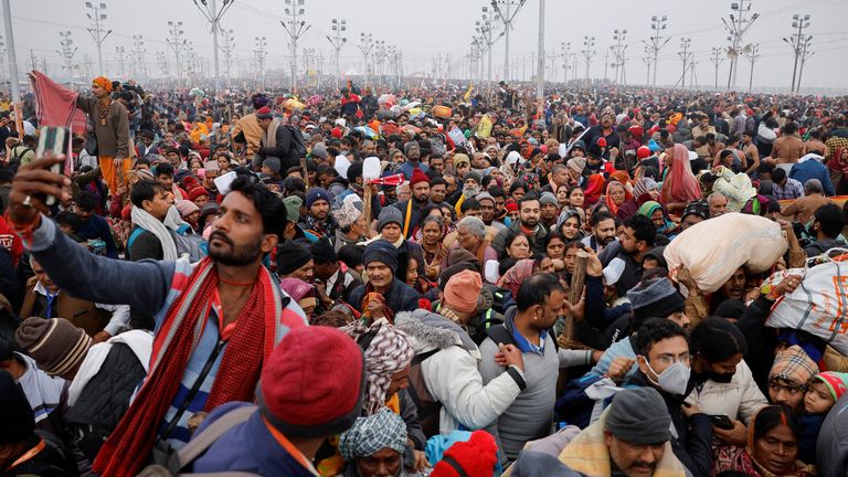 Oddaní se shromažďují na "Maha Kumbh Mela"nebo Velký festival džbánů, když se posvátně ponoří do Sangamu, soutoku řek Gangy a Jamuny s mýtickou, neviditelnou řekou Saraswati, v Prayagraj, Indie, 13. ledna 2025. REUTERS/Anushree Fadnavis