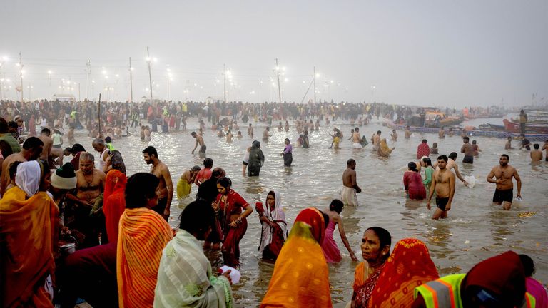 Oddaní se posvátně ponoří do Sangamu, soutoku řek Gangy a Jamuny s mýtickou, neviditelnou řekou Saraswati, během "Maha Kumbh Mela"neboli Velký festival džbánů, v Prayagraj, Indie, 13. ledna 2025. REUTERS/Adnan Abidi