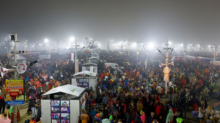 Oddaní se shromažďují v den, kdy se posvátně ponoří do Sangamu, soutoku řek Gangy a Jamuny s mýtickou, neviditelnou řekou Saraswati. "Maha Kumbh Mela"neboli Velký festival džbánů, v Prayagraj, Indie, 13. ledna 2025. REUTERS/Anushree Fadnavis