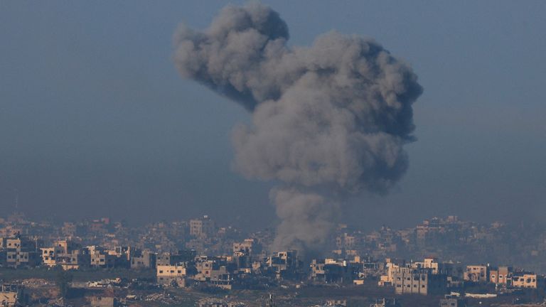 Kouř se valí, jak budovy leží v troskách v Beit Hanoun v pásmu Gazy.  Snímek: Reuters