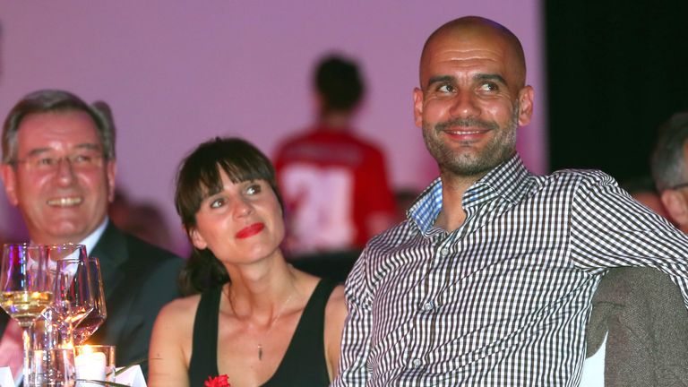 Na tomto snímku pořízeném v sobotu 10. května 2014 fotbalový trenér Bayernu Mnichov Pep Guardiola ze Španělska vpravo a jeho manželka Cristina Serra se účastní oficiální párty šampionů v německém Mnichově. (AP Photo/Alexander Hassenstein,Pool)