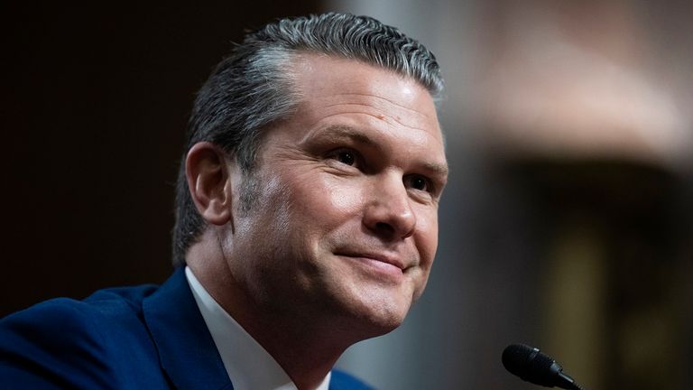 SPOJENÉ STÁTY AMERICKÉ – 14. LEDNA: Pete Hegseth, nominovaný prezidentem Donald Trump na ministra obrany, vypovídá během svého slyšení o potvrzení ozbrojených sil Senátu v budově Dirksen v úterý 14. ledna 2025. (Tom Williams/CQ Roll Call přes AP Images)