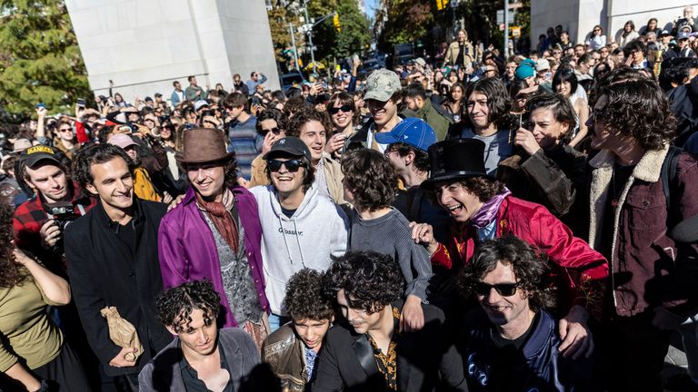 Soutěžící se v neděli 27. října 2024 v New Yorku shromáždí na podobné soutěži Timothee Chalamet ve Washington Square Park. (AP Photo/Stefan Jeremiah)