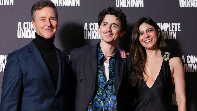 Edward Norton zleva, Timothee Chalamet a Monica Barbaro pózují fotografům při příjezdu na premiéru filmu 'A Complete Unknown' v Londýně v úterý 14. ledna 2025. (Foto: Scott A Garfitt/Invision/AP )