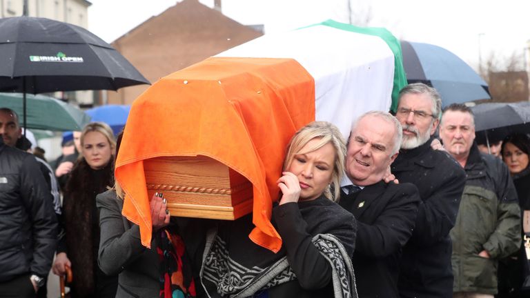 Michelle O'Neill a Gerry Adams nesou rakev Martina McGuinnesse