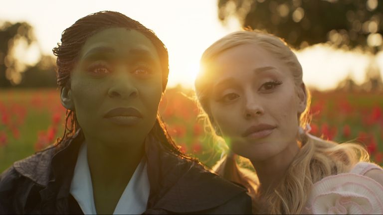 Cynthia Erivo a Ariana Grande ve filmu Wicked. Obr: Univerzální obrázky