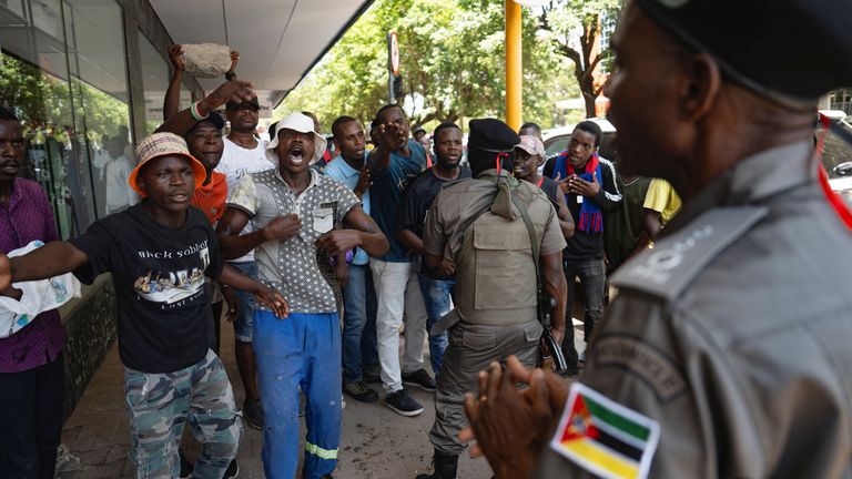 Stoupenci opozičního člena Venancio Mondlane protestovali během inaugurace vůdce vládnoucí strany Frelimo Daniela Chapa jako nově zvoleného prezidenta Mosambiku v Maputo, Mosambik 15. ledna 2025. REUTERS/Stringer