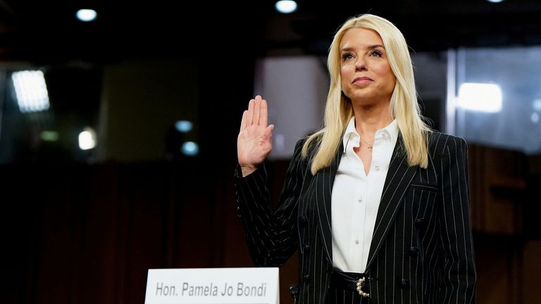 Pam Bondi před svědectvím složila přísahu.  Obrázek Reuters