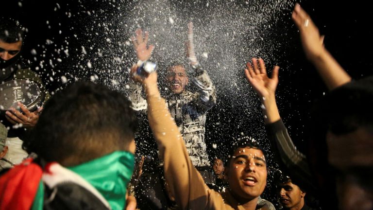 Palestinci reagují na zprávy o dohodě o příměří s Izraelem v Khan Younis v jižním pásmu Gazy, 15. ledna 2025. REUTERS/Hatem Khaled