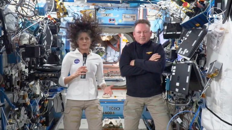 Tento snímek vytvořený z přímého přenosu NASA ukazuje astronauty NASA Suni Williams a Butch Wilmore během tiskové konference z Mezinárodní vesmírné stanice v pátek 13. září 2024. (NASA přes AP)