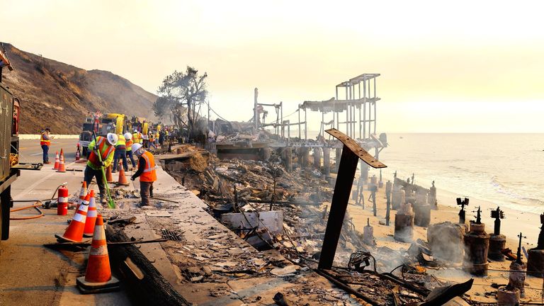 Dělníci u trosek lesních požárů v Pacific Palisades v Los Angeles v sobotu. Obrázek: Yomiuri Shimbun přes AP