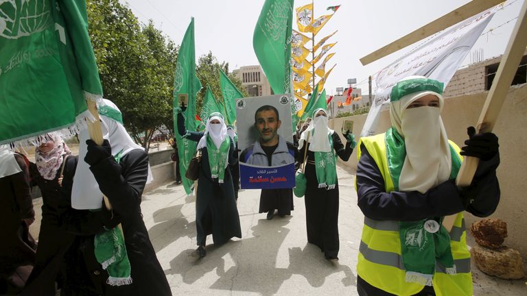 Palestinští studenti drží plakát zobrazující Hasana Salámu během demonstrace na Západním břehu v roce 2015. Soubor pic: Reuters