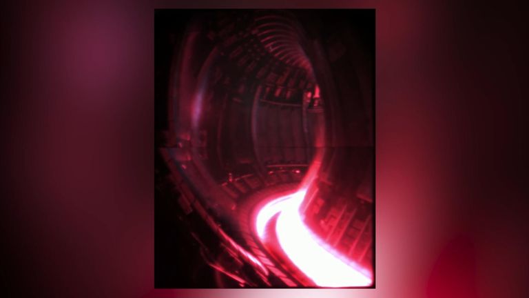 screengrab od SN VT od Toma Clarka o technologii fúze. Uvnitř reaktoru Tokamak P 181020WE FUSION ENERGY CLARKE 0600 V3