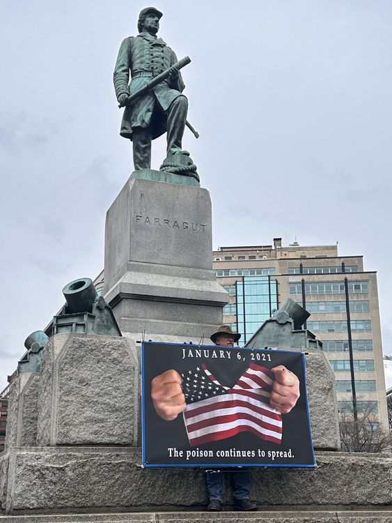 Další demonstrant na sobotním pochodu