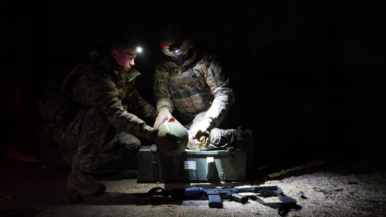 Marines připravující termobarickou zbraň, která má být připojena k bombardovacímu dronu                    