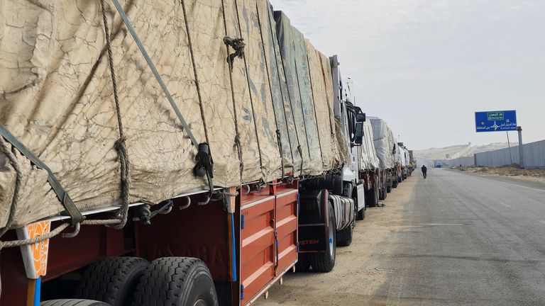 Nákladní auta převážející pomoc se řadí poblíž hranice Rafahu a čekají na přechod do pásma Gazy.  Obrázek Reuters