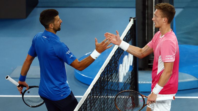 Tenis - Australian Open - Melbourne Park, Melbourne, Austrálie - 19. ledna 2025 Srb Novak Djokovič si podává ruku s Čechem Jiřím Leheckou po vítězství ve svém čtvrtém kole REUTERS/Edgar Su