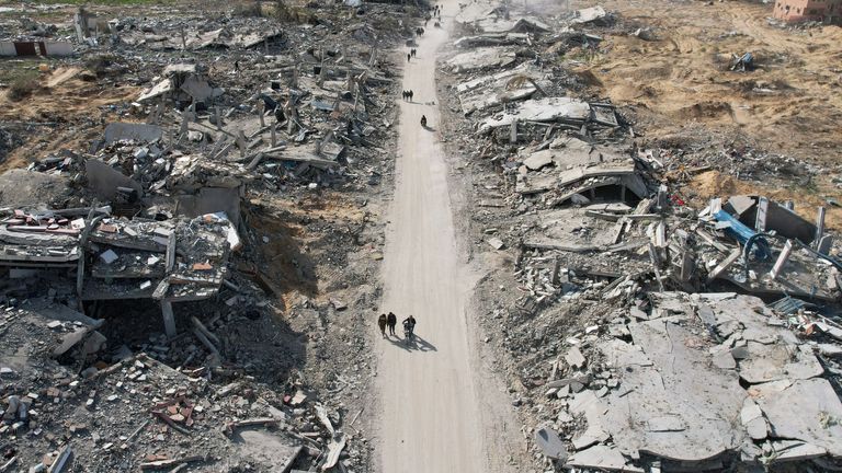 Pohled z dronu ukazuje Palestince vracející se do zdevastovaného Rafahu uprostřed příměří mezi Izraelem a Hamásem v jižním pásmu Gazy, 19. ledna 2025. REUTERS/Mohammed Fayed