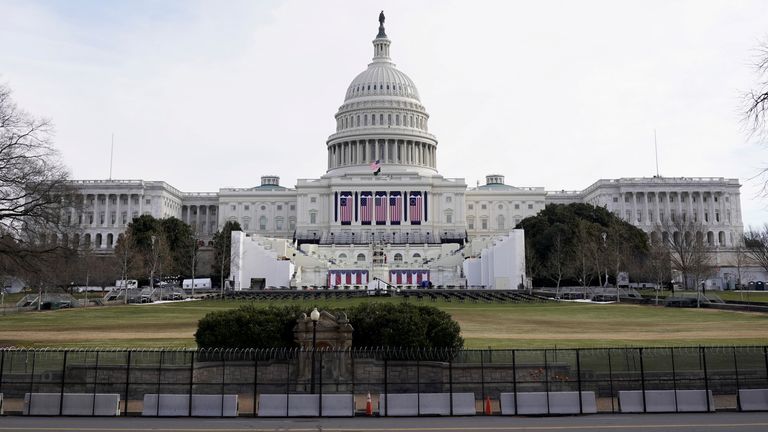 Žiletkový drát je vidět na plotě kolem Kapitolu USA před inaugurací nově zvoleného amerického prezidenta Joe Bidena ve Washingtonu, USA, 17. ledna 2021. REUTERS/Joshua Roberts TPX IMAGES OF THE DAY