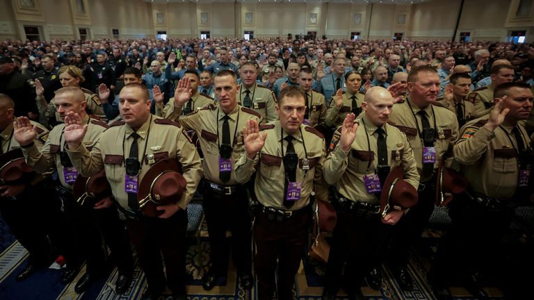 Policisté ze státní policie v Georgii spolu s tisíci dalších externích policistů z celých Spojených států se účastní slavnostní přísahy před plněním bezpečnostních povinností ve Washingtonu během inaugurace nově zvoleného prezidenta USA Donalda Trumpa v Oxon Hill, Maryland, USA, 19. ledna 2025. REUTERS/Mike Segar