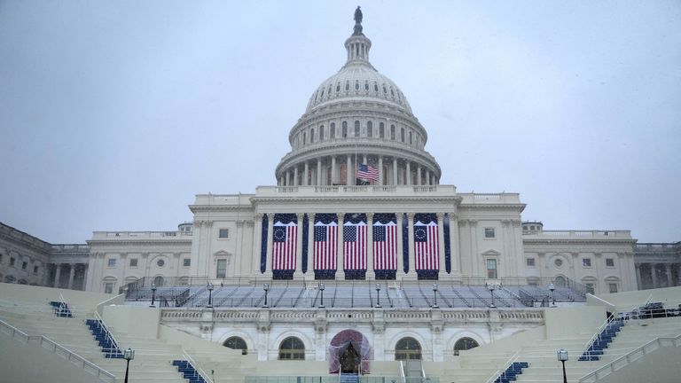 Celkový pohled ukazuje západní frontu budovy Kapitolu USA během sněžení den před plánovanou inaugurací nově zvoleného amerického prezidenta Donalda Trumpa na druhé funkční období ve Washingtonu, USA, 19. ledna 2025. REUTERS/Fabrizio Bensch.