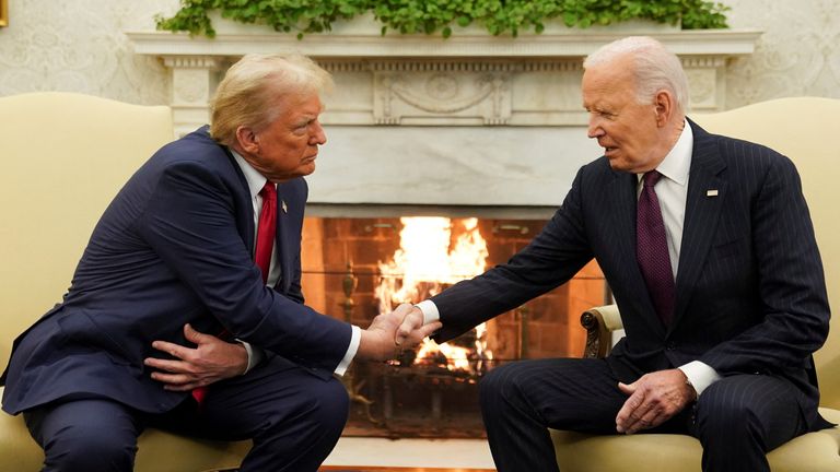 Donald Trump, vlevo, a Joe Biden v Bílém domě v listopadu loňského roku. Snímek: Reuters