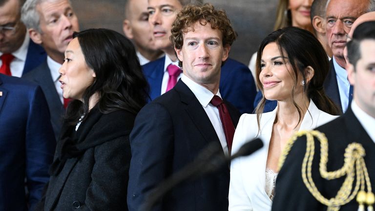 Priscilla Chan, generální ředitel společnosti Meta a Facebook Mark Zuckerberg, a Lauren Sanchez se účastní inauguračního ceremoniálu.  Snímek: Reuters