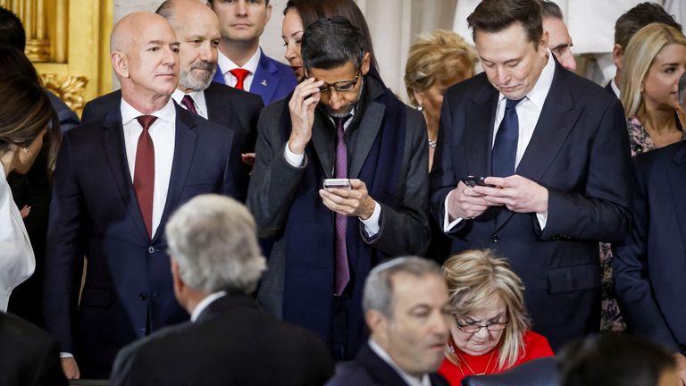 Jeff Bezos, generální ředitel Alphabet Sundar Pichai a Elon Musk se účastní inaugurace Donalda Trumpa.  Obrázek: Reuters