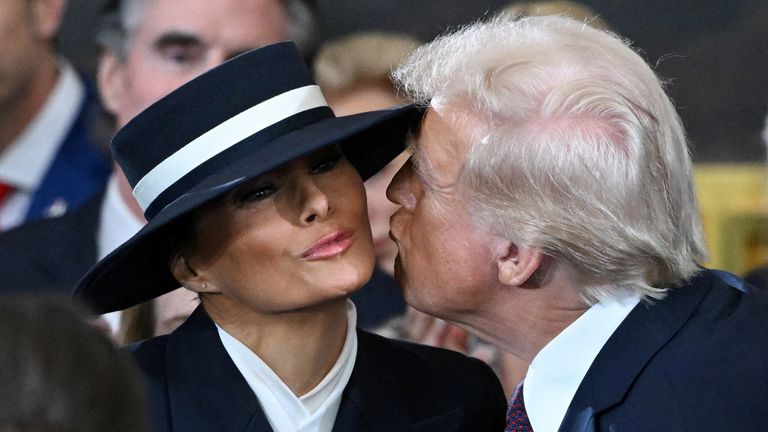 Donald Trump téměř políbí Melanii Trumpovou, když dorazí na inaugurační ceremonii, než složí přísahu jako 47. prezident USA v rotundě Kapitolu USA ve Washingtonu, DC, 20. ledna 2025. SAUL LOEB/Pool prostřednictvím REUTERS TPX IMAGES OF THE DAY