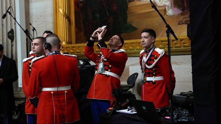 Členové US Marine Band, The President's Own, dorazí před inaugurací v rotundě Kapitolu USA. Obrázek: AP