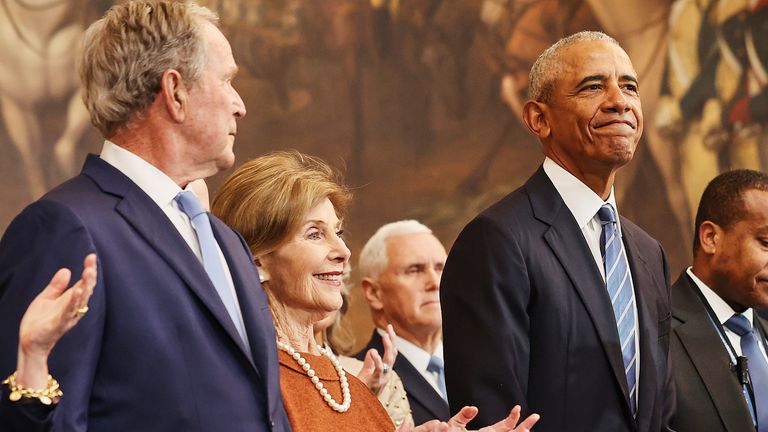 Bývalý prezident George W. Bush, bývalá první dáma Laura Bushová a bývalý prezident Barack Obama. Obrázek: AP