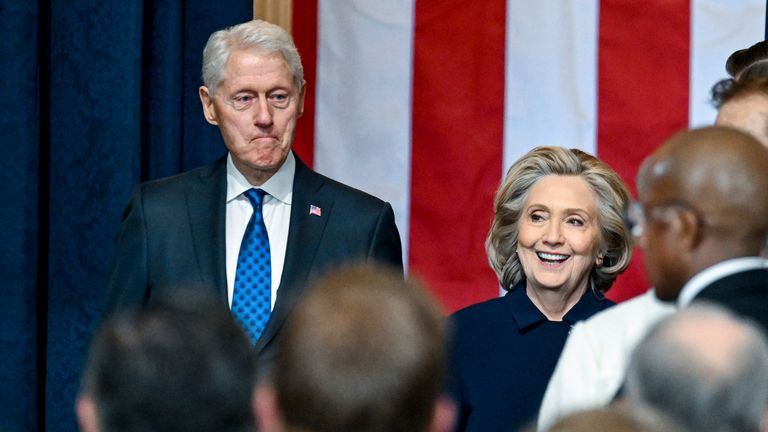 Přijíždí bývalá ministryně zahraničí Hillary Clintonová a bývalý prezident Bill Clinton. Obrázek: AP