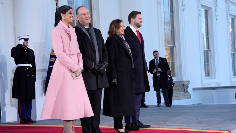 Viceprezidentka Kamala Harrisová, vpravo uprostřed, a její manžel Doug Emhoff pózují s nově zvoleným viceprezidentem JD Vancem (vpravo) a jeho manželkou Usha Vanceovou. Obrázek: AP